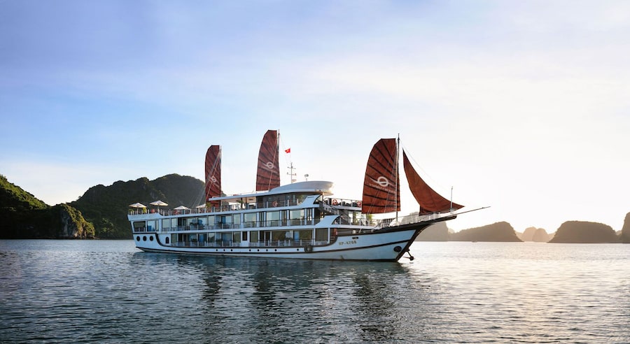 V'Spirit Cruises in Lan Ha Bay